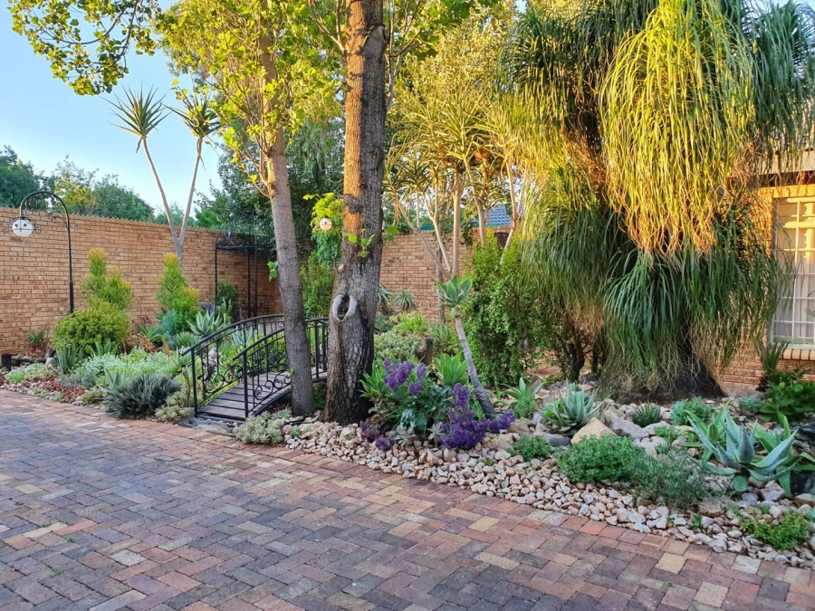 6 Bedroom Property for Sale in Flimieda North West